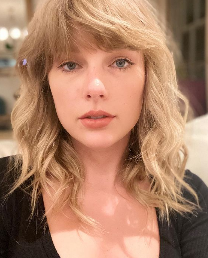 taylor swift selfie