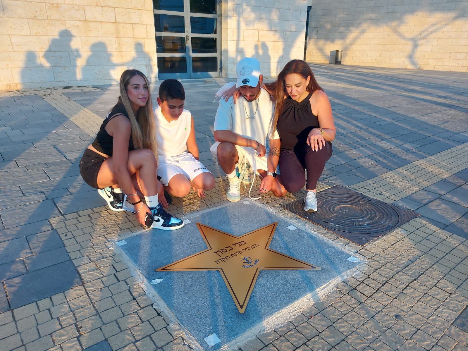 שלי, אלמנת מני בסון זל וילדיו ליד הכוכב שלו