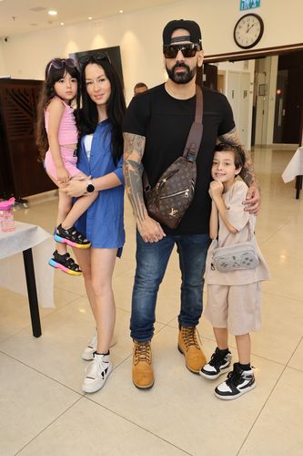 מאורות הצל ומשפחתו