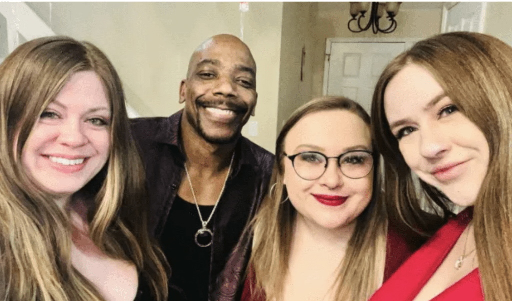 מחפש אחות אחות