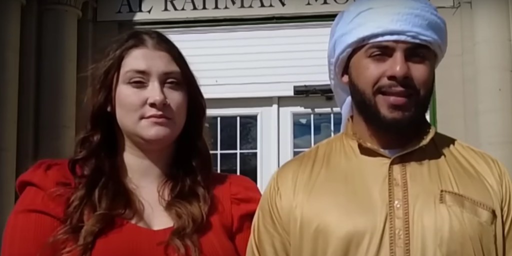 אשלי ומוחמד מנסים לגרום לזה לעבוד על אהבה אסורה. 