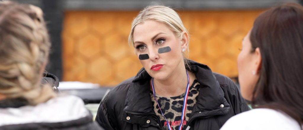 RHOC ג'ינה קירשנהייטר לאחר ששיחקה כדורגל דגל.