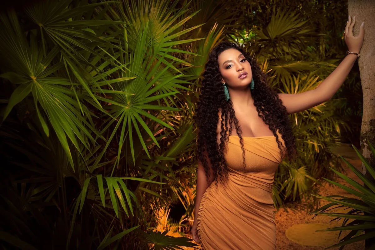 צנטל עברד מצולמת בחזית צמח טרופי בתמונה לפרומו של '90 יום: מרדף אחרי אהבה'