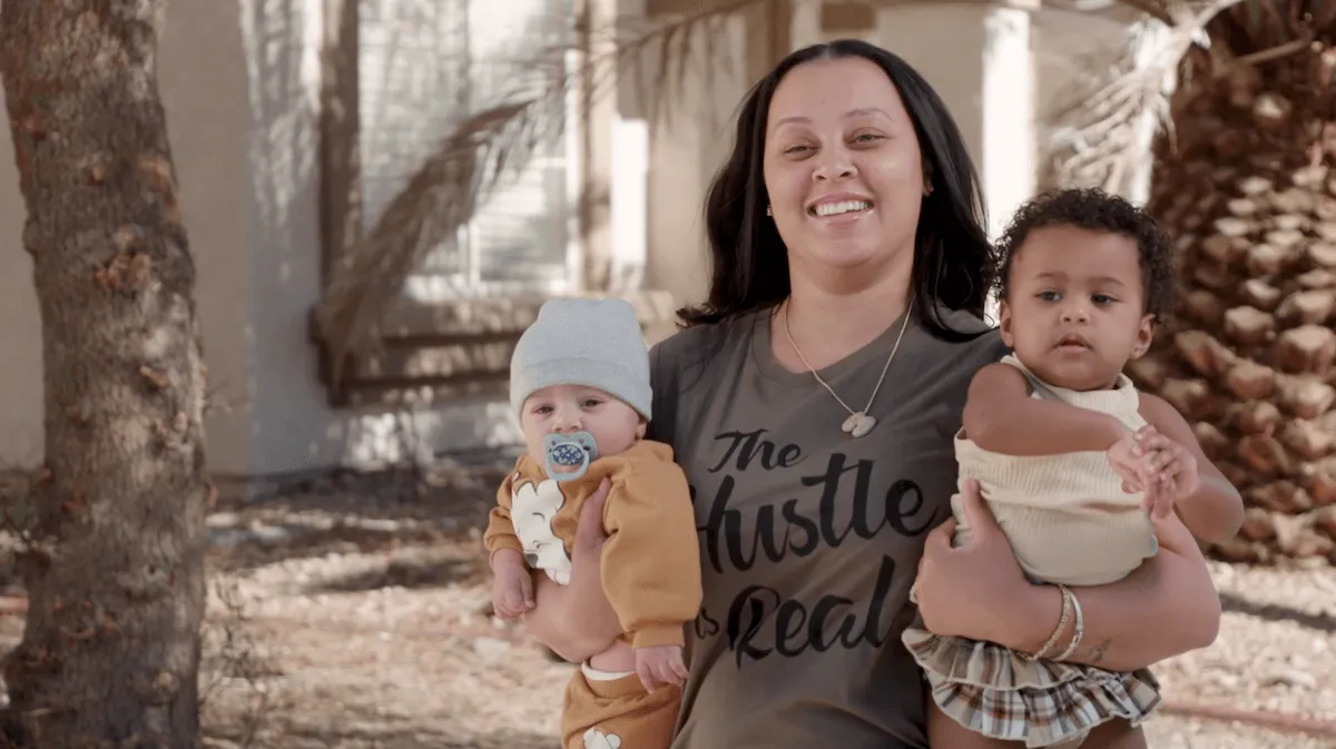 יוסטין מ'חיים אחרי כליאה' מחזיקה שני תינוקות