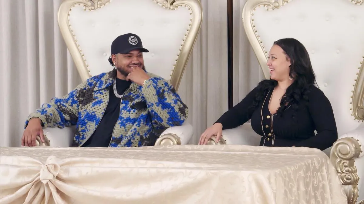 מייקל ולוגין יושבים על שני כסאות לבנים בפרק של 'חיים שאחרי הכלא'